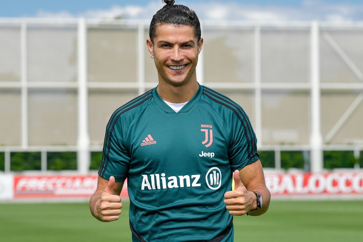 https hypebeast.com image 2020 06 cristiano ronaldo first billionaire soccer player news 001