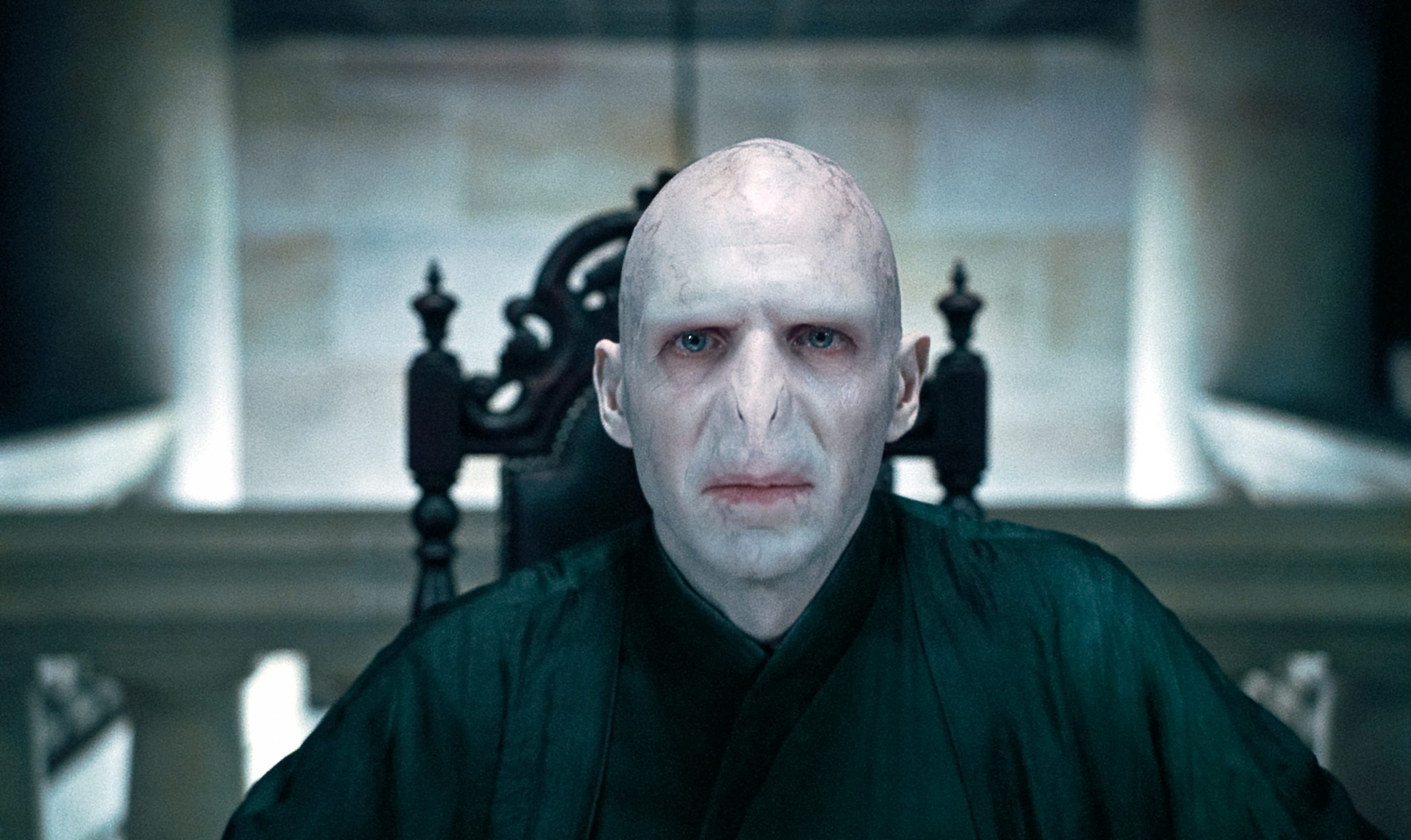 Voldemort WB F7 VoldemortStaringAheadAtTheMalfoyManor Still 080615 Land scaled