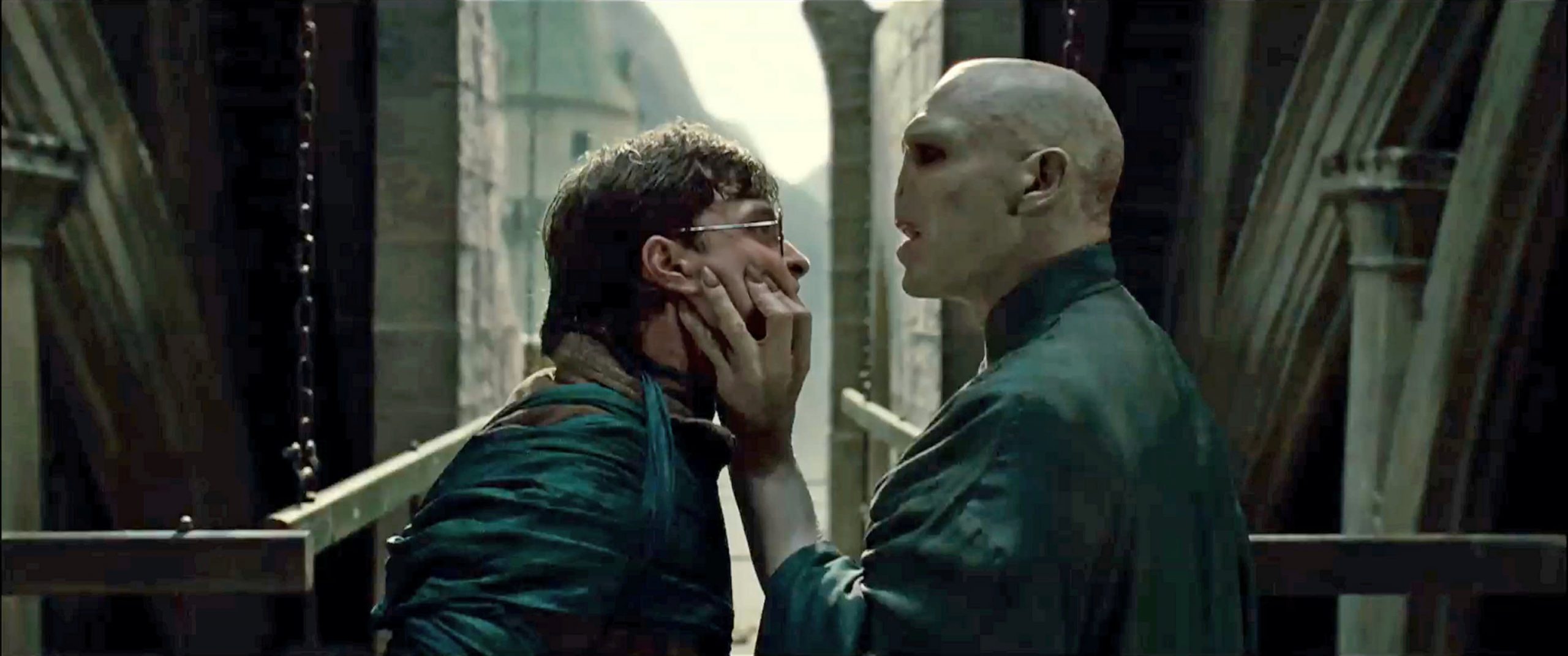 Voldemort WB F8 VoldemortSqueezingHarrysFace Still 080615 Land scaled