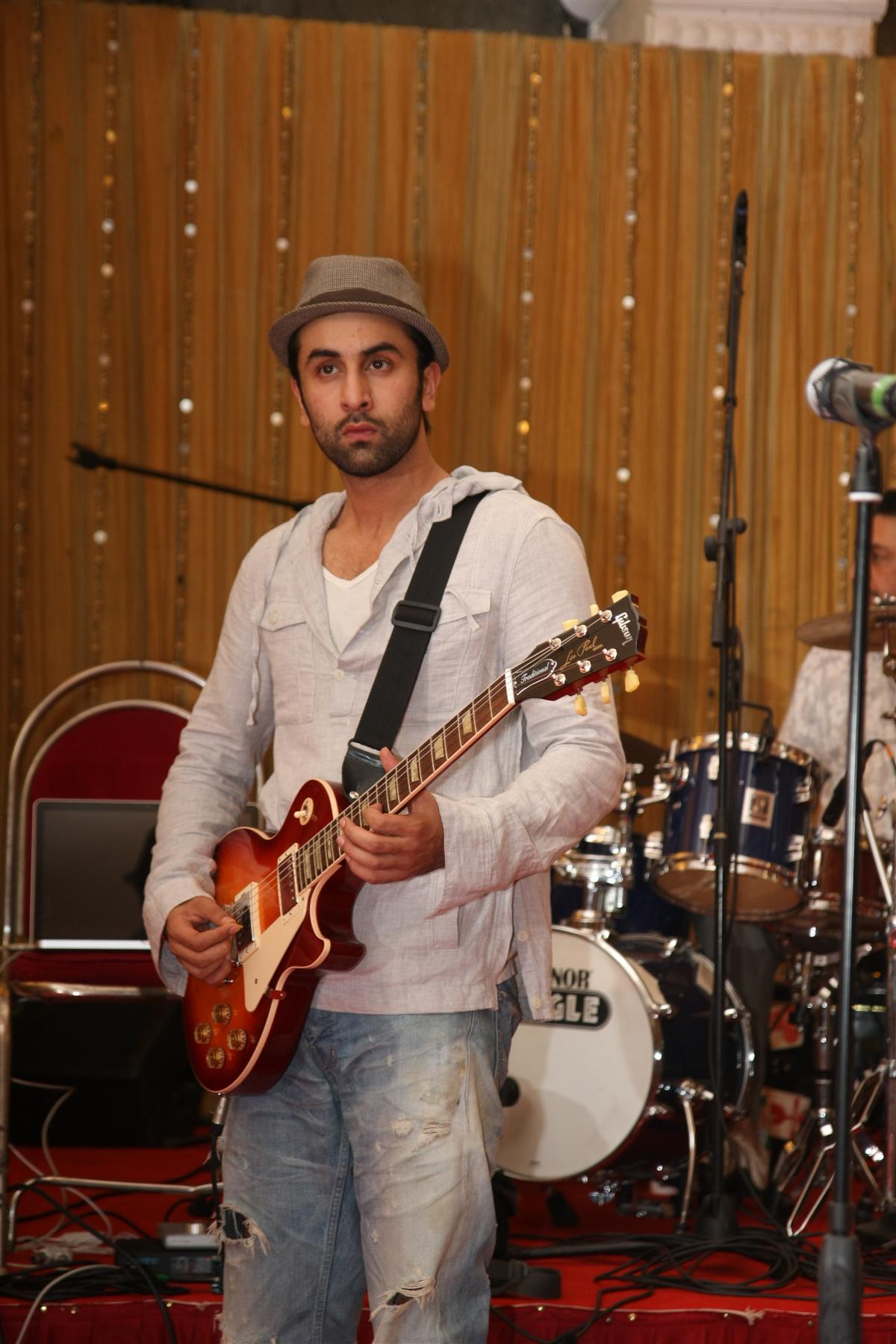 d6dthzc2pmw2zccf.D.0.Ranbir Kapoor playing the guitar at ROCKSTAR concert rehearsals in Mumbai 1