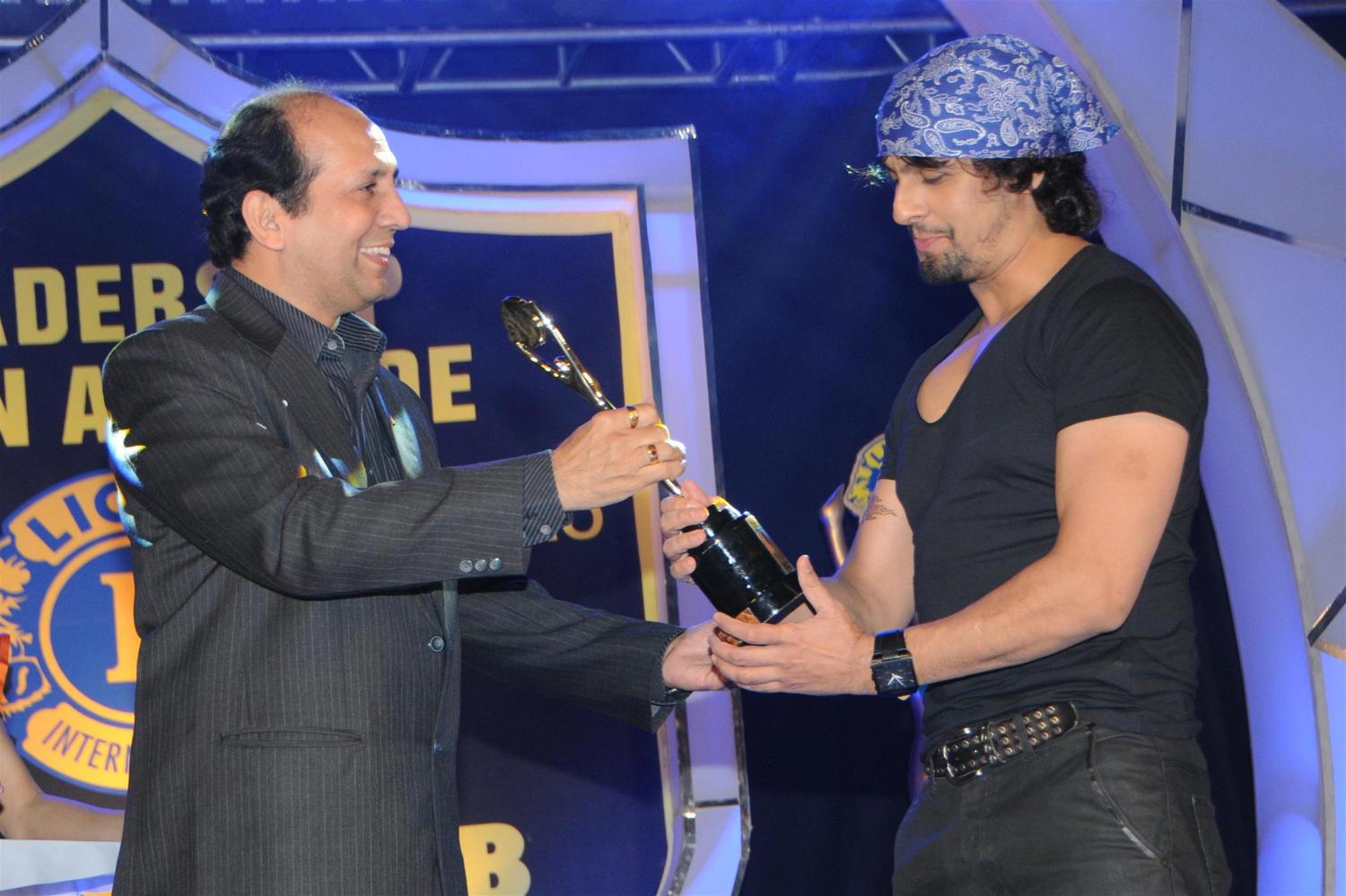 2p8tsnvwfhikbdti.D.0.Singer Sonu Nigam honoured at the 19th LIONS GOLD AWARDS at Bhaidas Hall in Mumbai