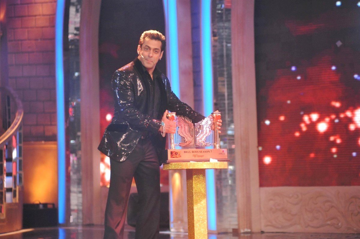 5mdhswlqg4x5fsuw.D.0.Salman Khan with BIGG BOSS 7 winner trophy at the BIGG BOSS Season 7 Grand Finale in Lonavala