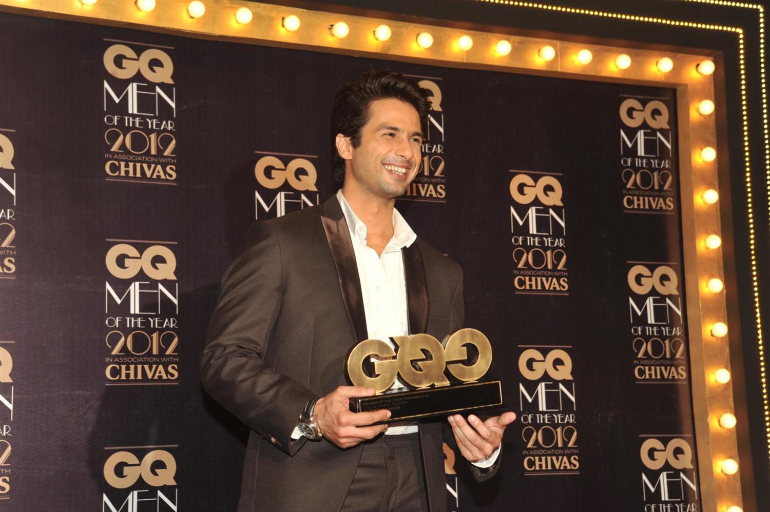 5zegpe6onipu5xzn.D.0.Shahid Kapoor posing with his award trophy at GQ MEN OF THE YEAR AWARDS 2012 in Mumbai