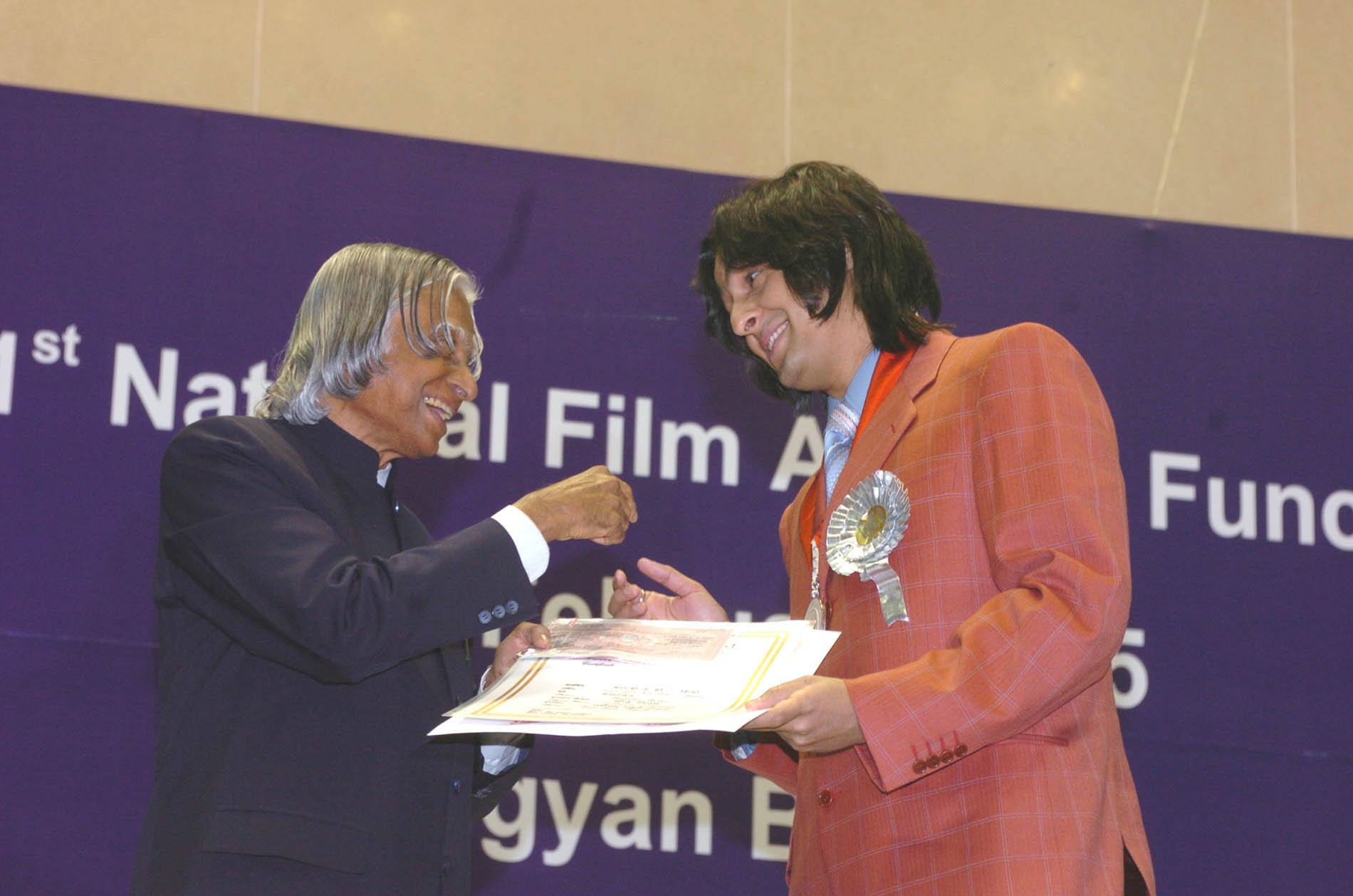The President Dr. A.P.J. Abdul Kalam presenting the Best Male Playback Singer Award for the year 2004 to Shri Sonu Nigam at the 51st National Film Award function in New Delhi on February 2 2005