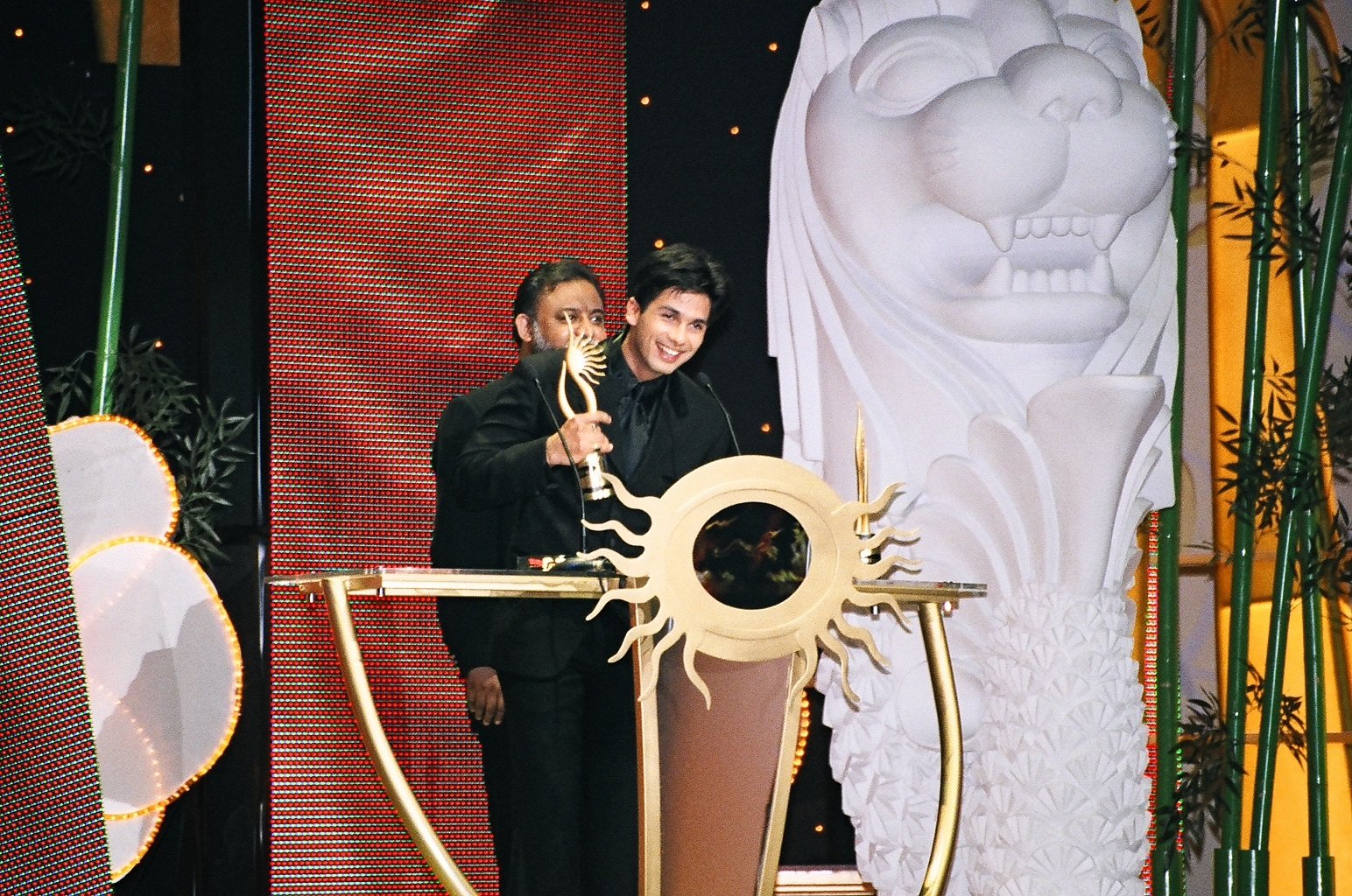 shahid accepts an award at the iifa awards 2004 in singapore