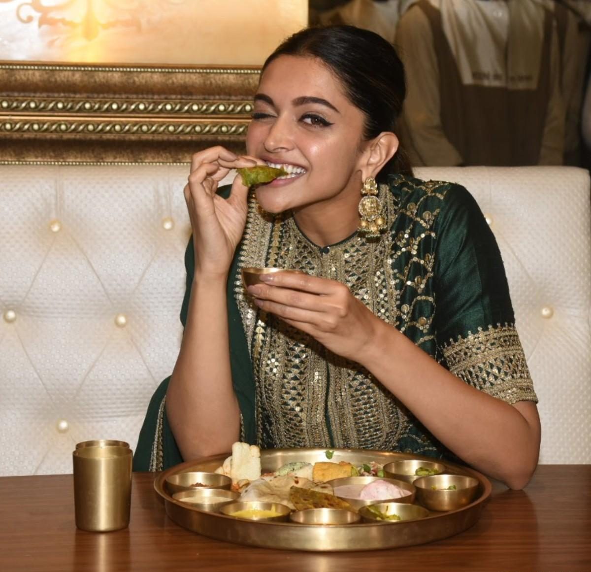 deepika padukone enjoying a rajasthani thali in the throwback photos show her foodie side 1 e1609418865208