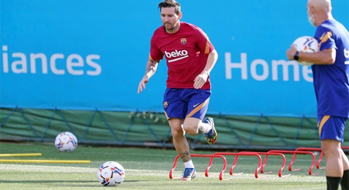 Messi returns to training after Barcelona U turn