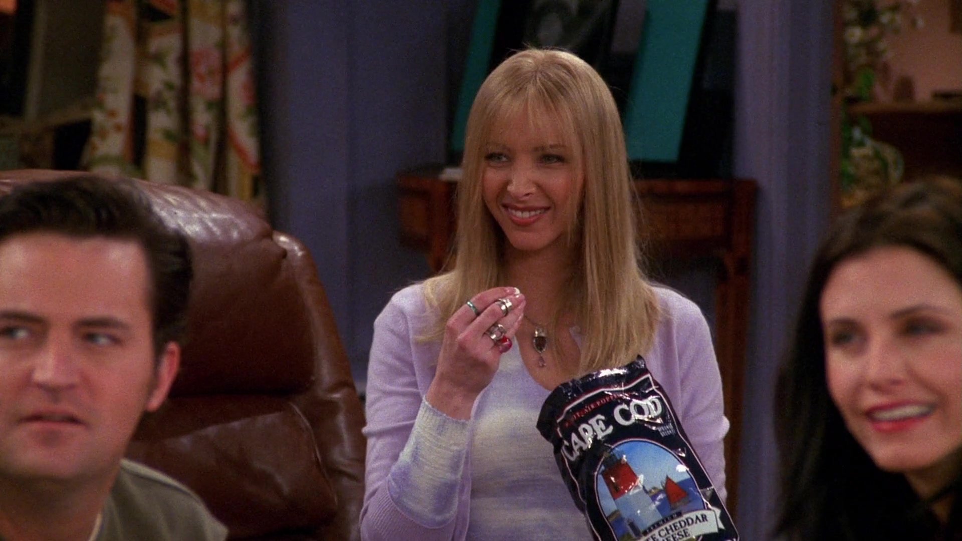 Cape Cod White Cheddar Popcorn Held by Lisa Kudrow Phoebe Buffay in Friends Season 6 Episode 21 1